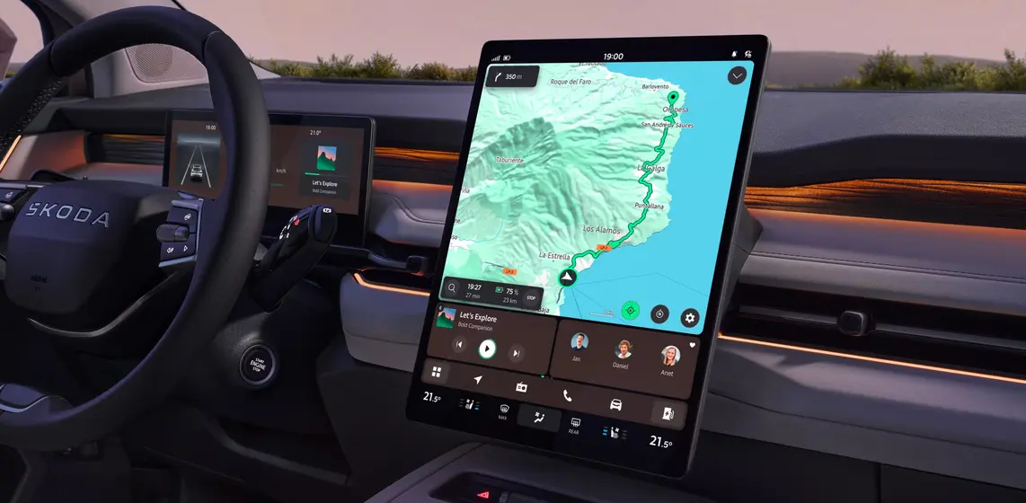 Srdcem interiéru je infotainment Navi 13,6" s navigačním systémem. Díky přehlednému rozhraní, praktickým zkratkám a globálnímu vyhledávání vždy rychle najdete vše, co potřebujete.