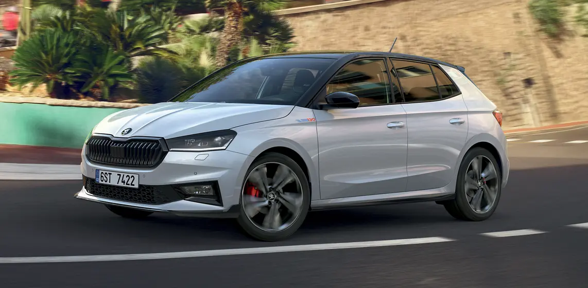 Přední části vozu dominují tónované Bi-LED přední světlomety a černě lakované prvky, jako jsou boční zrcátka či rámeček masky, které doplňuje logo edice 130 na předních blatnících.