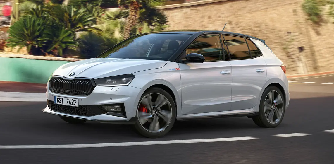 Přední části vozu dominují tónované Bi-LED přední světlomety a černě lakované prvky, jako jsou boční zrcátka či rámeček masky, které doplňuje logo edice 130 na předních blatnících.