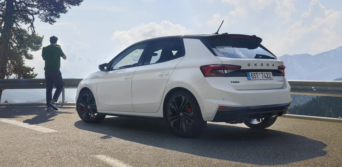 Závodní rodokmen vozu je ihned patrný i zezadu, a to díky černě lakované střeše, sportovnímu spoileru, zadnímu difuzoru, dvojité koncovce výfuku a logu edice 130 na pátých dveřích.