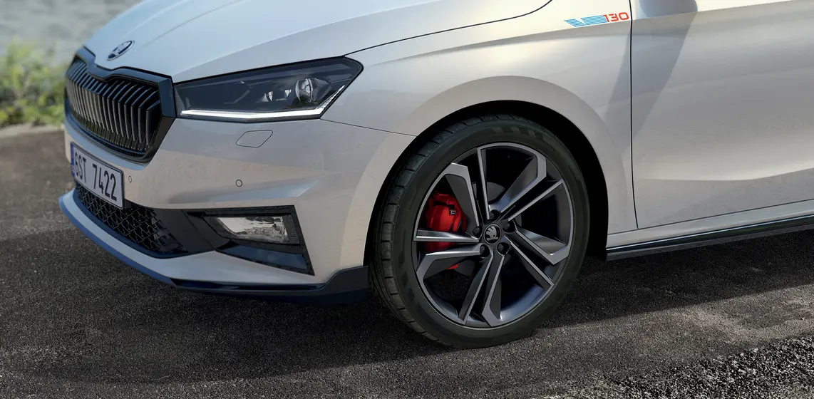 Odhodlaný a sportovní charakter vozu podtrhují šedá leštěná 18" kola z lehkých slitin Libra spolu s červeně lakovanými brzdovými třmeny.