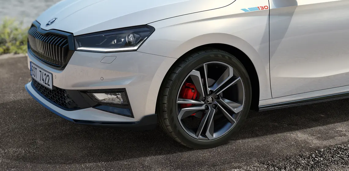 Odhodlaný a sportovní charakter vozu podtrhují šedá leštěná 18" kola z lehkých slitin Libra spolu s červeně lakovanými brzdovými třmeny.