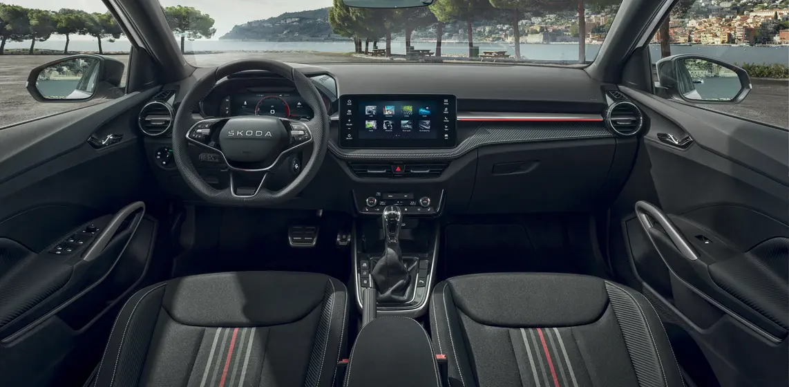 O patřičnou atmosféru se v interiéru postarají komfortní sedadla s červenými akcenty, prahové lišty s logem edice 130, sportovní tříramenný volant, karbonové dekory a černé obložení střechy i sloupků.