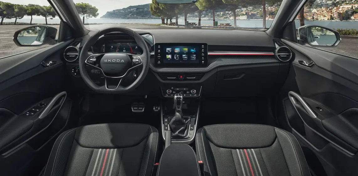 O patřičnou atmosféru se v interiéru postarají komfortní sedadla s červenými akcenty, prahové lišty s logem edice 130, sportovní tříramenný volant, karbonové dekory a černé obložení střechy i sloupků.