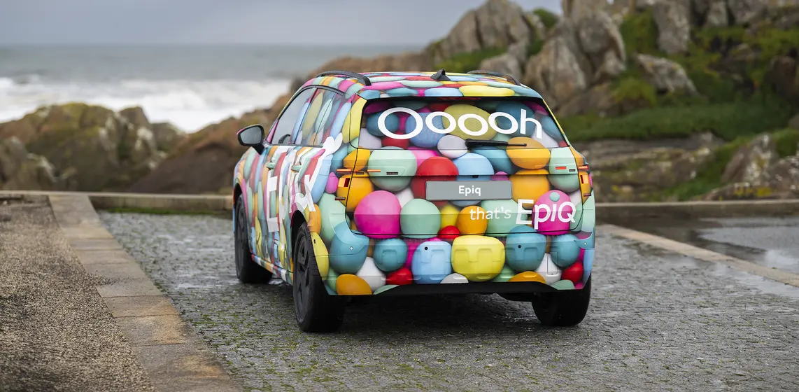 Zadní části dominuje robustní nárazník s nelakovanou ochrannou částí a novým světelným podpisem ve tvaru písmene T.