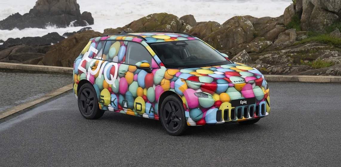 Robustní siluetu SUV s minimalistickými liniemi doplňuje výrazná příď Tech-Deck Face, charakteristický světelný podpis ve tvaru písmene T a aktivní aerodynamické lamely.