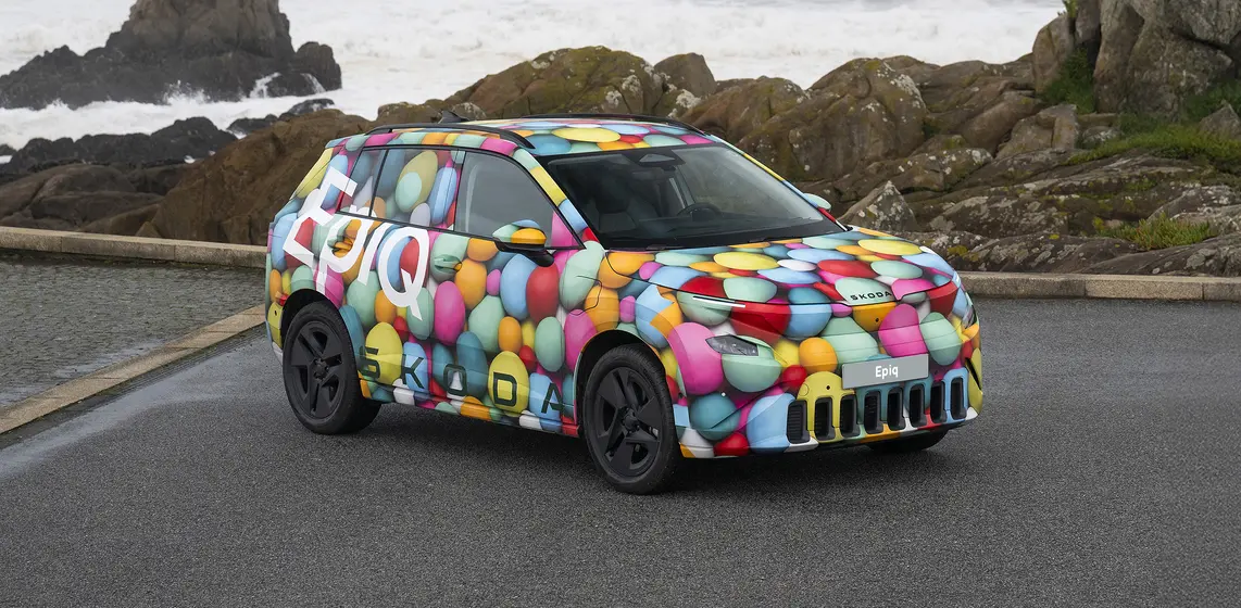 Robustní siluetu SUV s minimalistickými liniemi doplňuje výrazná příď Tech-Deck Face, charakteristický světelný podpis ve tvaru písmene T a aktivní aerodynamické lamely.