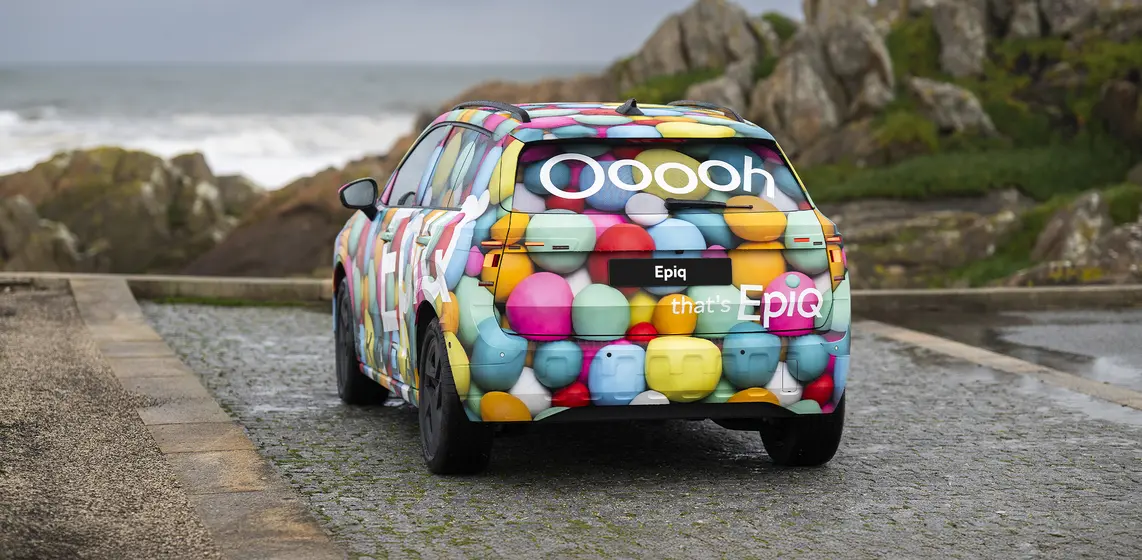 Zadní části dominuje robustní nárazník s nelakovanou ochrannou částí a novým světelným podpisem ve tvaru písmene T.