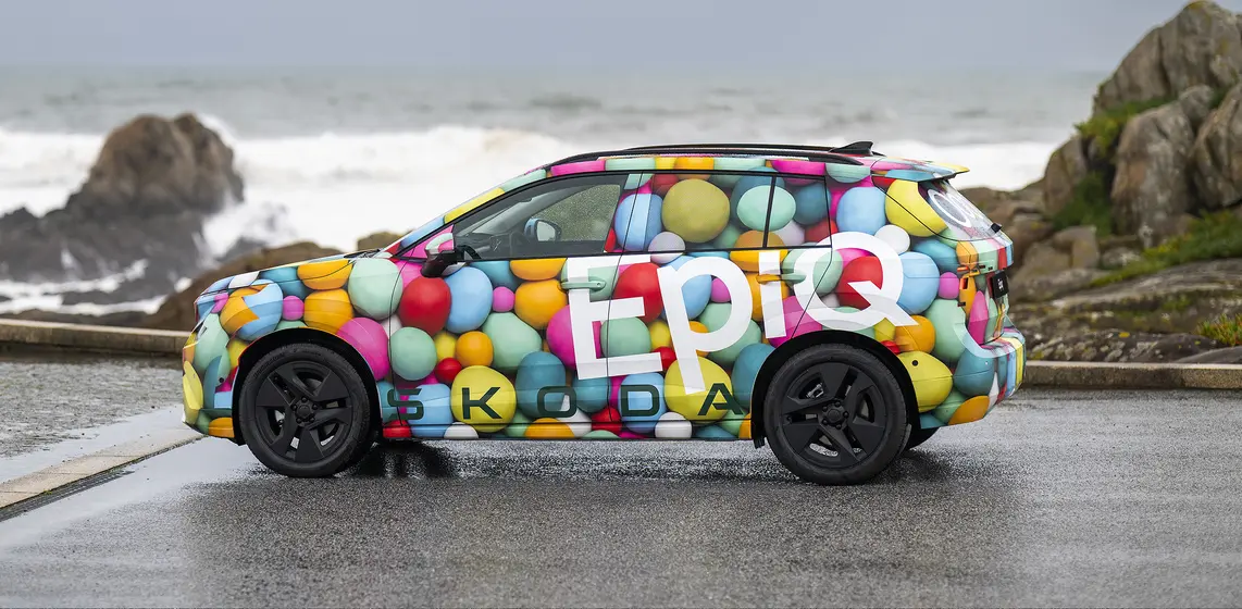 Sebevědomá silueta s minimalistickými liniemi, výrazně tvarovanými lemy blatníků a aerodynamicky optimalizovanými koly, které přispívají k hodnotě součinitele aerodynamického odporu ve výši 0,275.