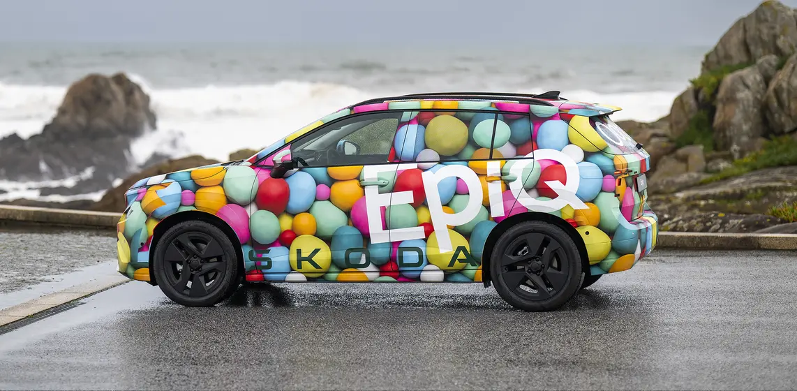 Sebevědomá silueta s minimalistickými liniemi, výrazně tvarovanými lemy blatníků a aerodynamicky optimalizovanými koly, které přispívají k hodnotě součinitele aerodynamického odporu ve výši 0,275.