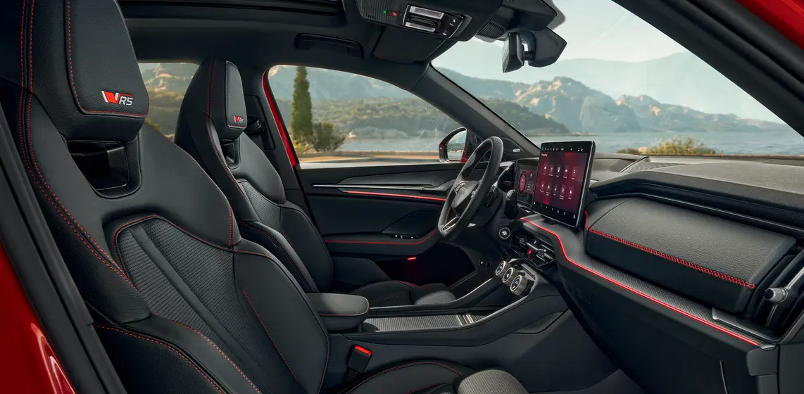 Kodiaq RS nabízí dvě varianty interiéru: RS Lounge s čalouněním Suedia nebo RS Suite s perforovanou kůží (na přání). Mezi základní výbavu vozu patří 10" virtuální kokpit nebo 13" infotainment.