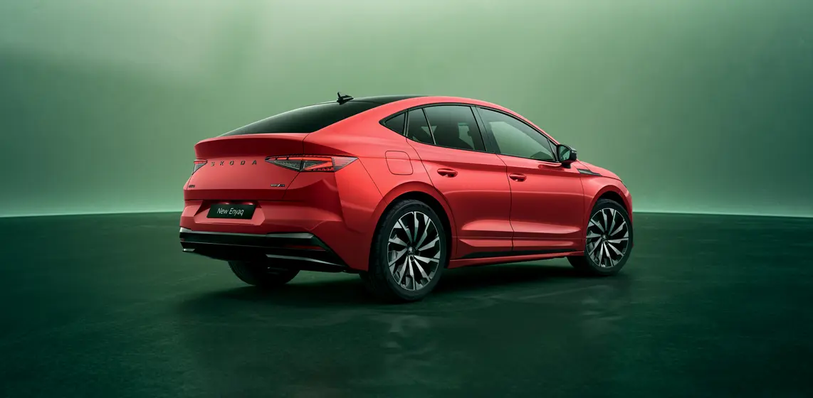 Modely navíc zdobí sériově dostupná černá leštěná 20" kola Vega. Nechybí ani plaketa Sportline na pátých dveřích, zatmavená boční okna Sunset či Top LED zadní světla s animovanými ukazateli směru.