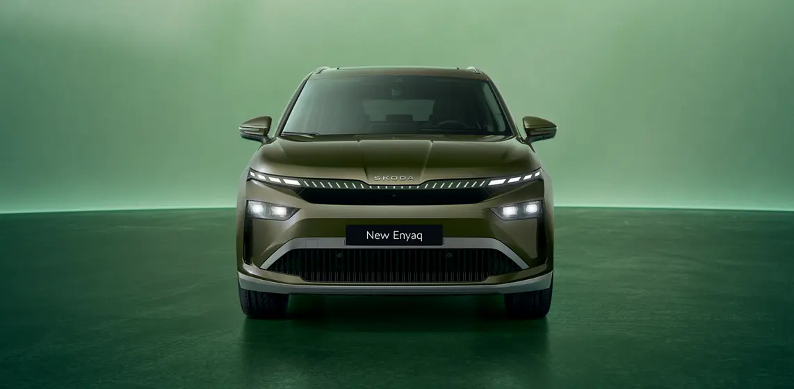 Modely Enyaq nově přebírají nápis Škoda na kapotě a také dělené uspořádání světlometů, které je typické pro SUV značky Škoda.