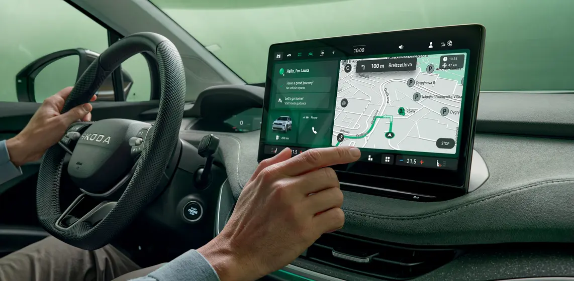 Uživatelskou přívětivost interiéru umocňuje infotainment s navigací a dotykovou obrazovkou o velikosti 13", který je součástí standardní výbavy.
