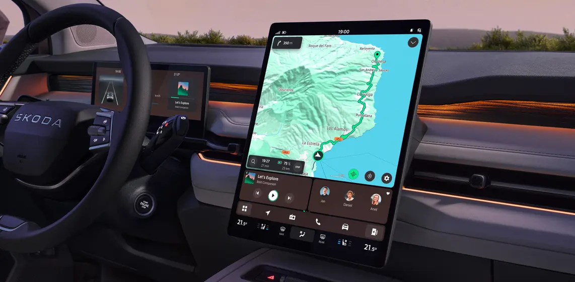 Srdcem interiéru je infotainment Navi 13,6" s navigačním systémem. Díky přehlednému rozhraní, praktickým zkratkám a globálnímu vyhledávání vždy rychle najdete vše, co potřebujete.