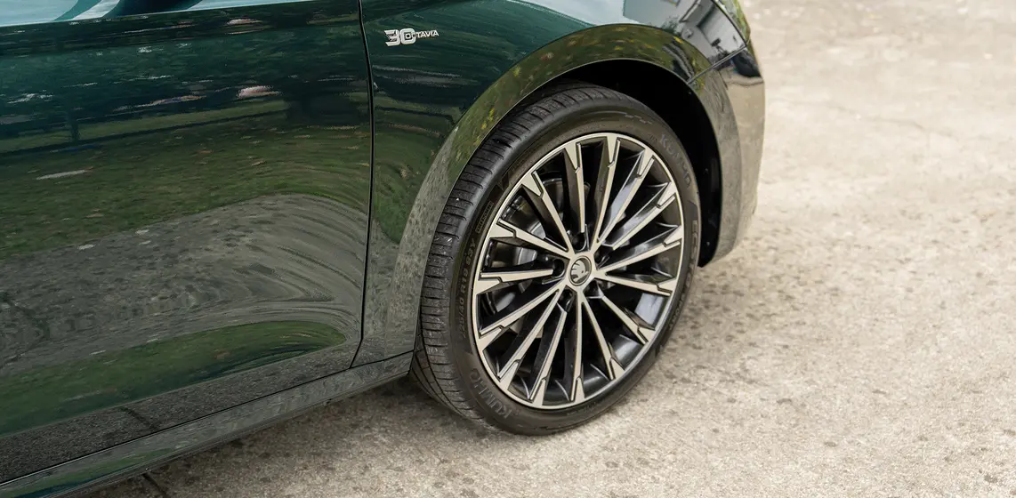 Celkovou výjimečnost vozu pak podtrhují 18" kola z lehké slitiny Lerna, která mu zároveň dodávají elegantní nádech.